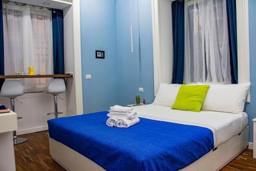 una camera con un letto blu e bianco di Inner Naples a Napoli