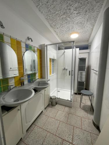 uma casa de banho com 2 lavatórios e um chuveiro em B&B NAUTIC - Jezioro Mamry, Green Velo em Węgorzewo