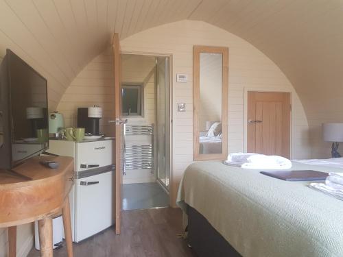 1 dormitorio con 1 cama, escritorio y 1 habitación en The Old Inn Holton en Wincanton