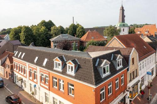 an overhead view of a town with buildings at Glück in der Stadt in Glückstadt