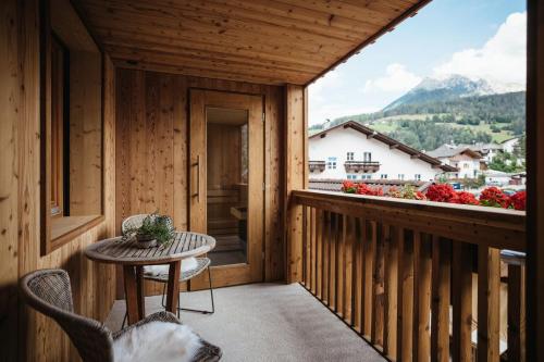 Alpine Chalet Sauter tesisinde bir balkon veya teras