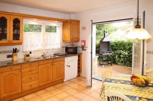 A kitchen or kitchenette at Casa Escardill
