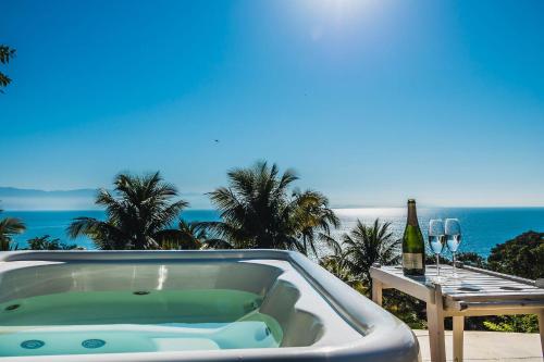 Casa com piscina e vista panoramica em Ilhabela