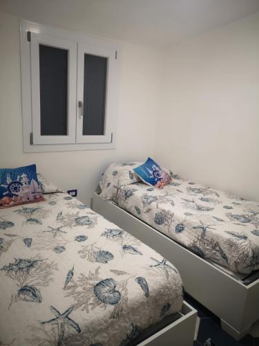 a bedroom with two beds and a window at Villa Cilento Mare, bellissima con ampio giardino in Capitello