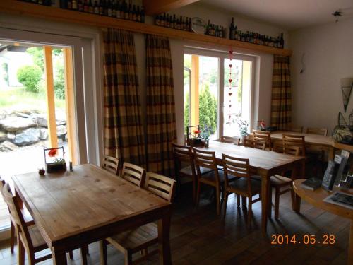 een eetkamer met houten tafels en stoelen bij Pension Da Capo in Sankt Georgen ob Murau