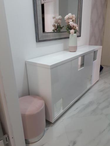 La salle de bains blanche est pourvue de toilettes et d'un miroir. dans l'établissement Apartman Lapad, à Split