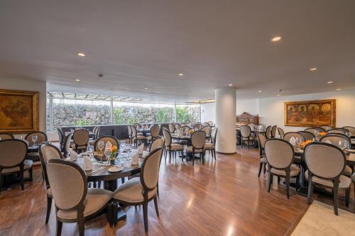 una sala da pranzo con tavoli e sedie di Jose Antonio Executive a Lima