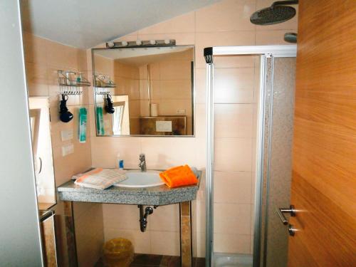 een badkamer met een wastafel en een douche bij Pension Susi in Wagrain