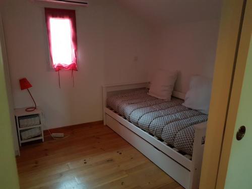 una piccola camera con letto e finestra di PORT BAS a Brens