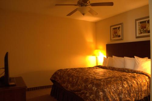 Rodeway Inn & Suites East Windsorにあるベッド