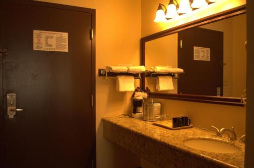 Koupelna v ubytování Rodeway Inn & Suites Bradley Airport