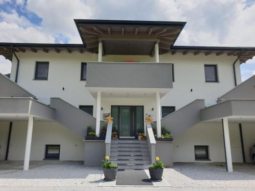 a white building with stairs and a door at Golf & Ski Appartements Mittersill Trausmuth Monika inkl Sommercard - Golfplatz 500 m entfernt, inkl Waschmaschine, Trockner in Mittersill