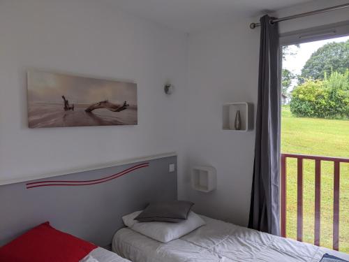 um quarto com uma cama e uma fotografia na parede em Bol d'air pur au coeur du pays basque em Souraïde