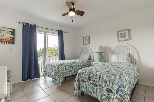 Un pat sau paturi într-o cameră la Sunset Views Steps From The Beach Duplex