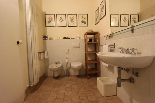 łazienka z umywalką i toaletą w obiekcie Fattoria della Gioiosa - Agriturismo La Gelinda w mieście Casale Marittimo