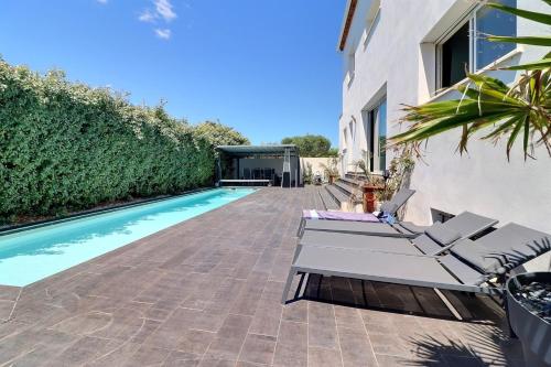 Πισίνα στο ή κοντά στο Villa Design le Crès