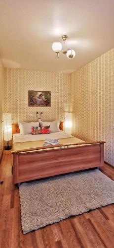 ヤロスラヴリにあるApart-Comfort Denverのベッドルーム1室(大型ベッド1台、ランプ2つ付)