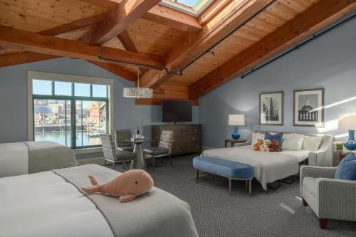 Giường trong phòng chung tại Boston Yacht Haven