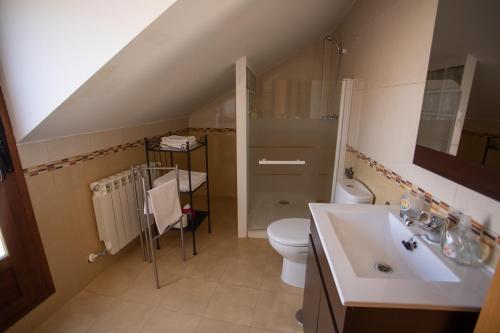 a bathroom with a toilet and a sink at Apartamentos Rurales Romero in Nohales