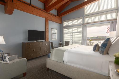 a bedroom with a white bed and a large window at Boston Yacht Haven in Boston