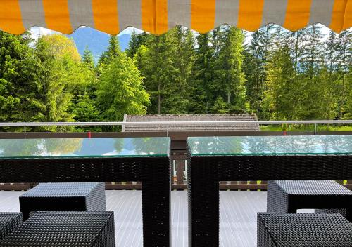 dwie ławki na platformie z widokiem na góry w obiekcie Apartments Fiore am Naturschwimmbad! w mieście Puch