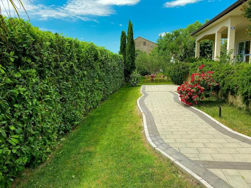 Fotografia z galérie ubytovania Villa Sunny Garden with private heated pool v destinácii Kaštela
