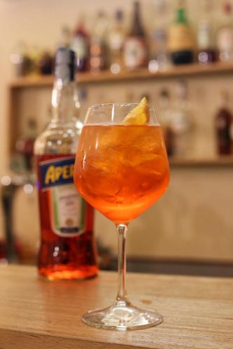 a drink in a glass sitting on a table at Ostello La Salana in Capannori