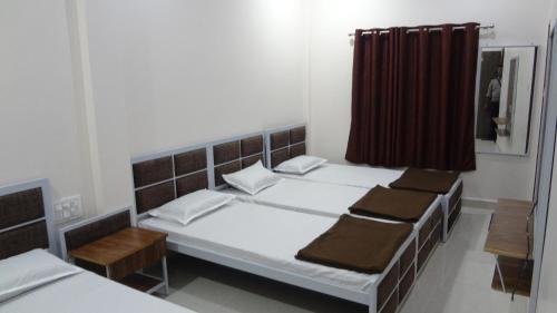 Postel nebo postele na pokoji v ubytování Anand P G hostel males only