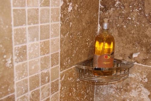 une bouteille d'alcool assise dans un panier sur un mur dans l'établissement AjaccioPanoramicView, à Ajaccio