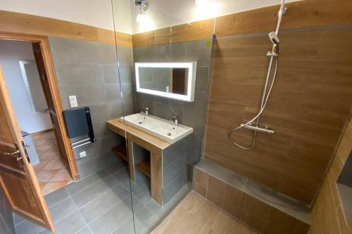a bathroom with a sink and a shower at Maison typique corse à 10 min d'Ajaccio et plages in Alata