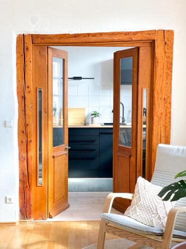an open door in a living room with a kitchen at Ferienwohnung Ava - Heiligkreuztal in Heiligkreuztal