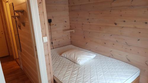 Säng eller sängar i ett rum på Rugsund Handelsstad