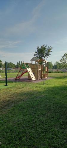 plac zabaw ze zjeżdżalnią w parku w obiekcie Ikon w Siófoku