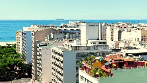 una vista aérea de una ciudad con el océano en The Coral Penthouse in Rio de Janeiro 3 Bedrooms, en Río de Janeiro