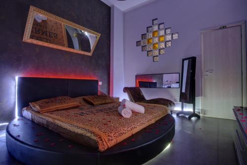 ein Schlafzimmer mit einem großen Bett und einem runden Bettvisor in der Unterkunft Lovers Excape Roma - Adults Only in Rom