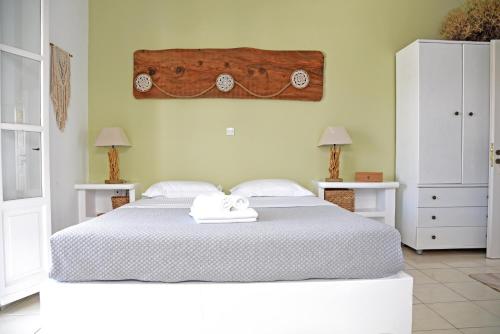 Postel nebo postele na pokoji v ubytování Nefeli Suites Kythnos