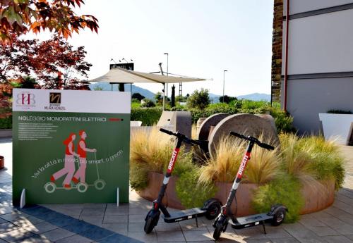 two scooters are parked next to a sign at Hotel Borgo Brianteo in Ponte San Pietro
