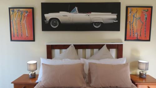 een slaapkamer met een bed met een auto aan de muur bij Margate Beauty in Margate