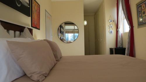 een slaapkamer met een bed met een spiegel aan de muur bij Margate Beauty in Margate