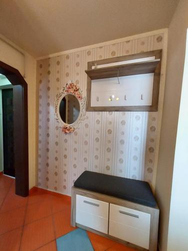 eine Küche mit einer Theke und einem Spiegel an der Wand in der Unterkunft Apartament Akim in Târgu Ocna