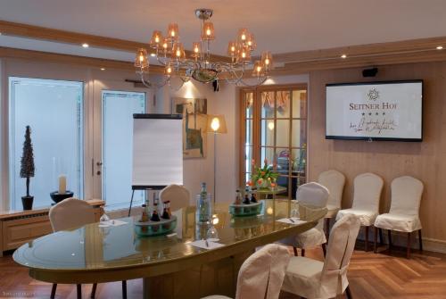 Televisyen dan/atau pusat hiburan di Boutique Hotel SEITNER HOF München Pullach