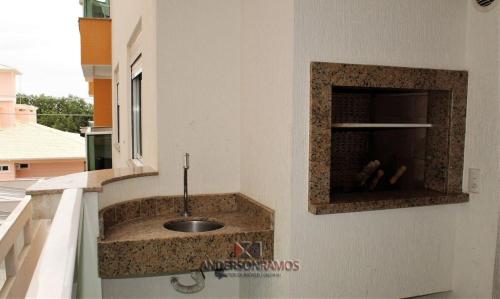 een badkamer met een wastafel aan de zijkant van een gebouw bij 1040 - Apartamento para locação em Bombinhas - Residencial Egídio Pinheiro Apto 206 A in Bombinhas