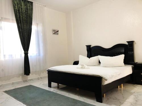 Una cama o camas en una habitación de Homeplace Sour