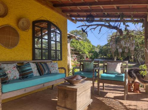 een patio met banken en stoelen en een tafel bij Residencial Lagoa da Praia in Alcobaça