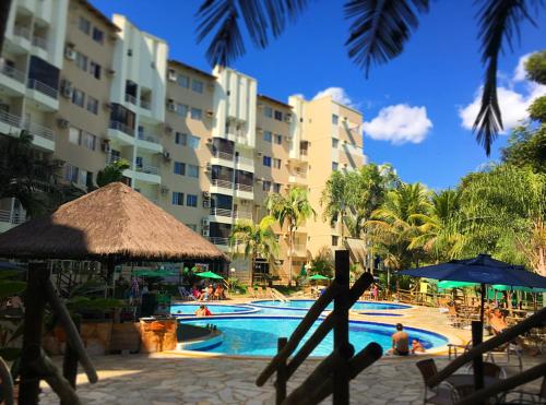 uma piscina de resort com pessoas num resort em Apto 345 Thermas Paradise em Rio Quente