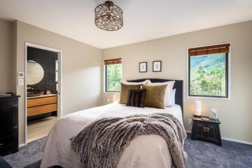 una camera da letto con un letto grande e un lavandino di 'Love' Hanmer Couples Retreat Limited a Hanmer Springs