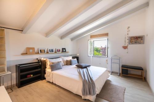 a bedroom with a bed and a window at B&B Arte e Rosmarino al Paese delle Fiabe in SantʼAngelo