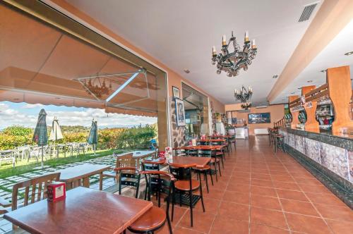 Hotel Medulio tesisinde bir restoran veya yemek mekanı