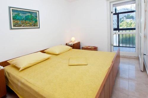 Un pat sau paturi într-o cameră la Sara apartment Punta Omis near sandy beach