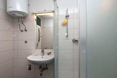 Kúpeľňa v ubytovaní Sara apartment Punta Omis near sandy beach